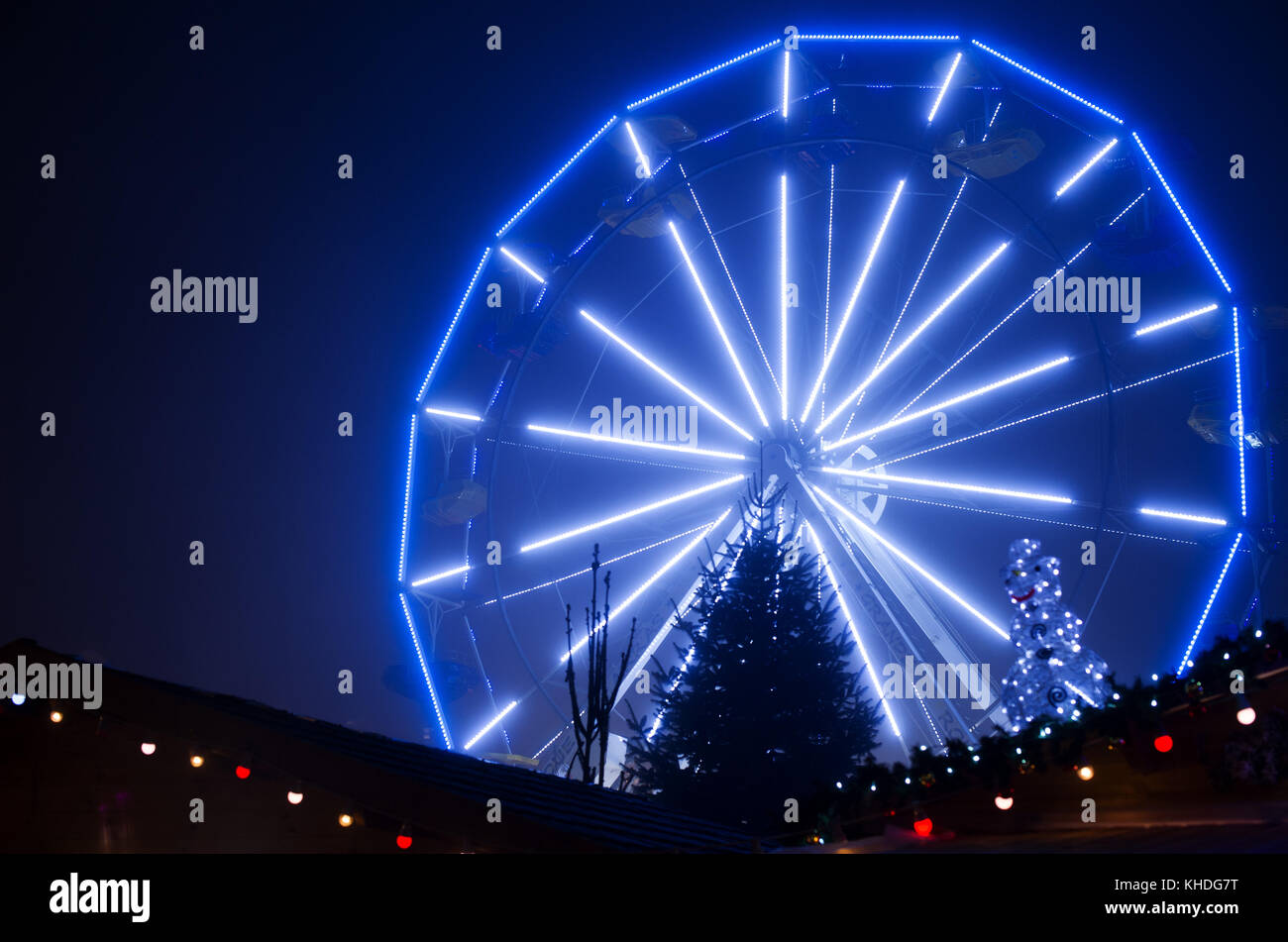 Grande roue illuminée la nuit à Noël Banque D'Images