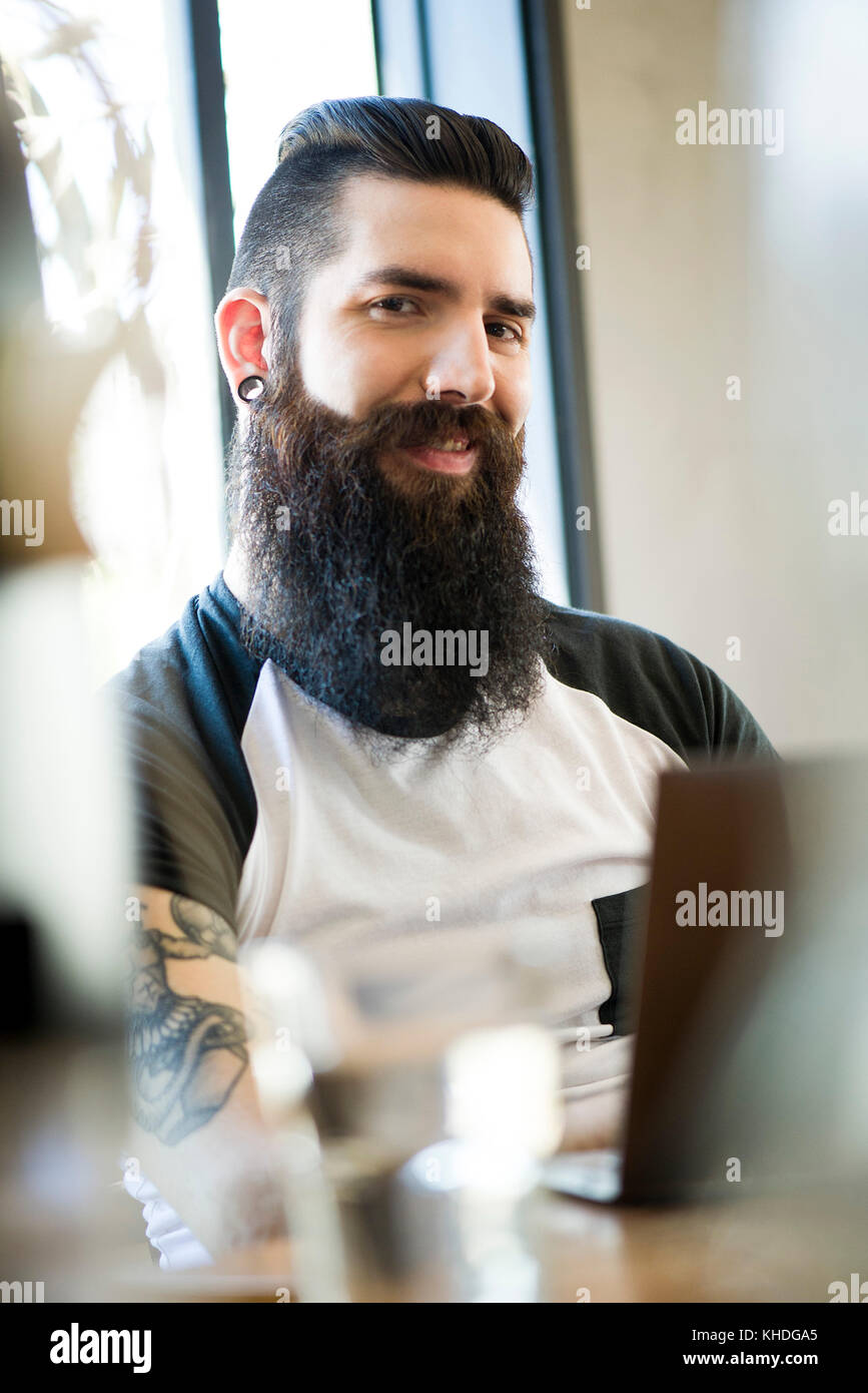 Homme à barbe hippie, portrait Banque D'Images