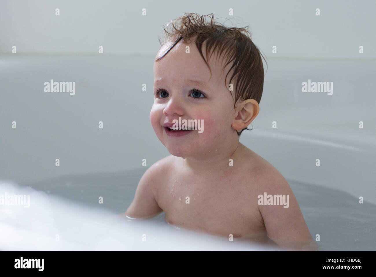 Petit garçon prendre baignoire Banque D'Images