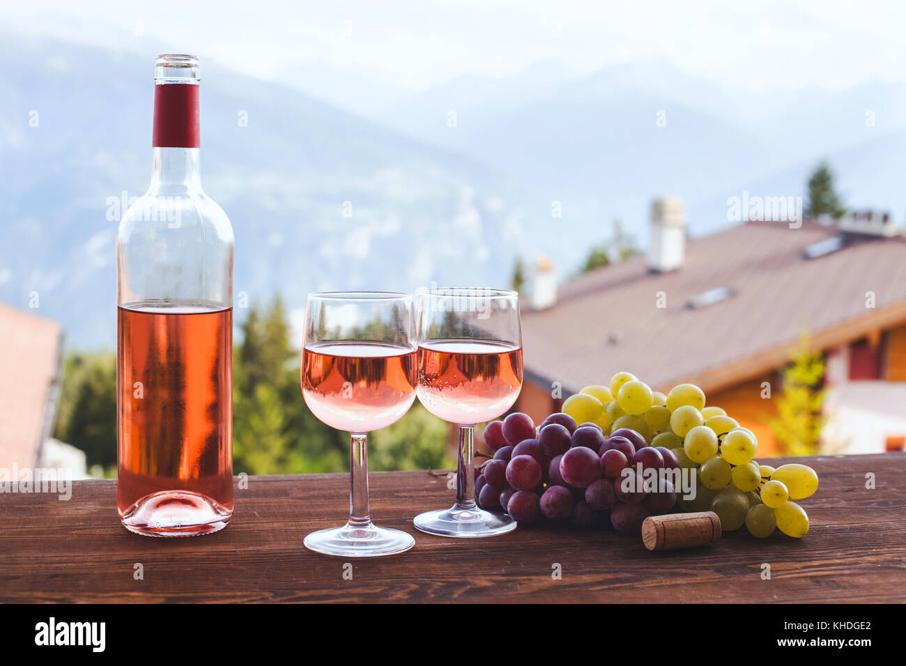 Bouteille de vin rose rose avec deux verres, dîner romantique pour couple Banque D'Images