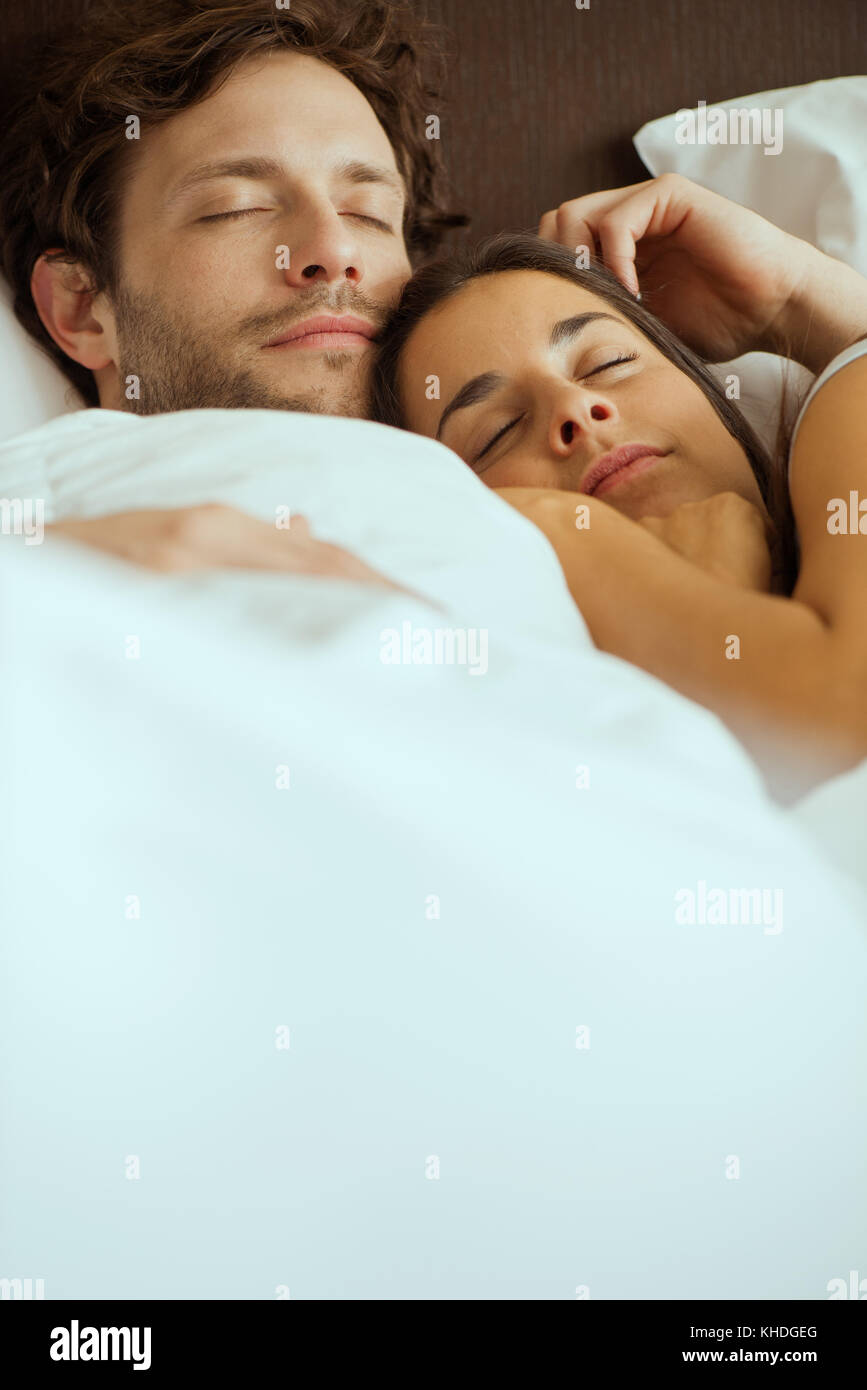 Couple sleeping in bed Banque D'Images