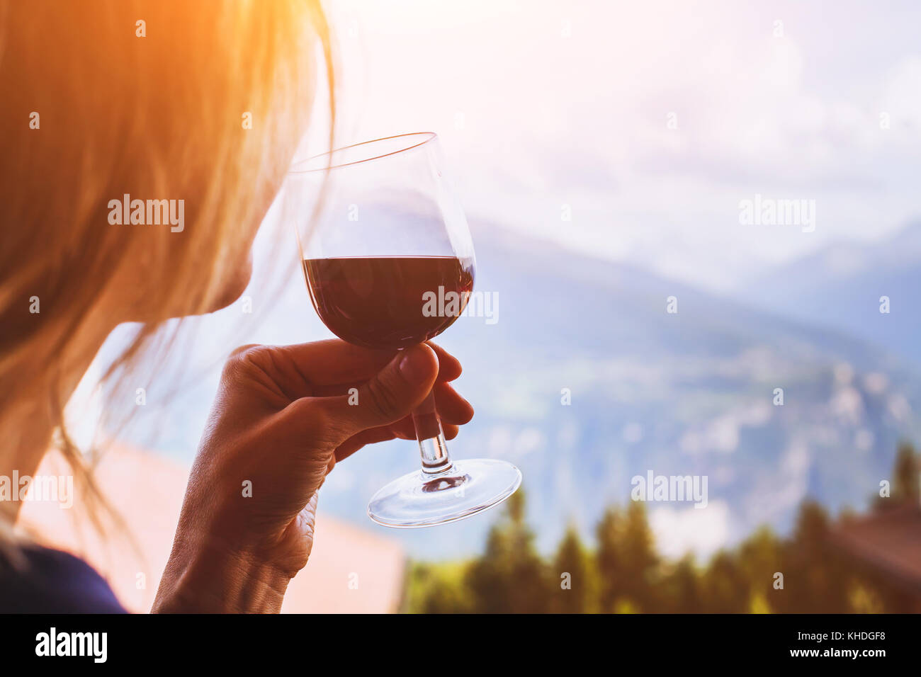 Femme buvant du vin rouge, Close up of hand holding glass Banque D'Images