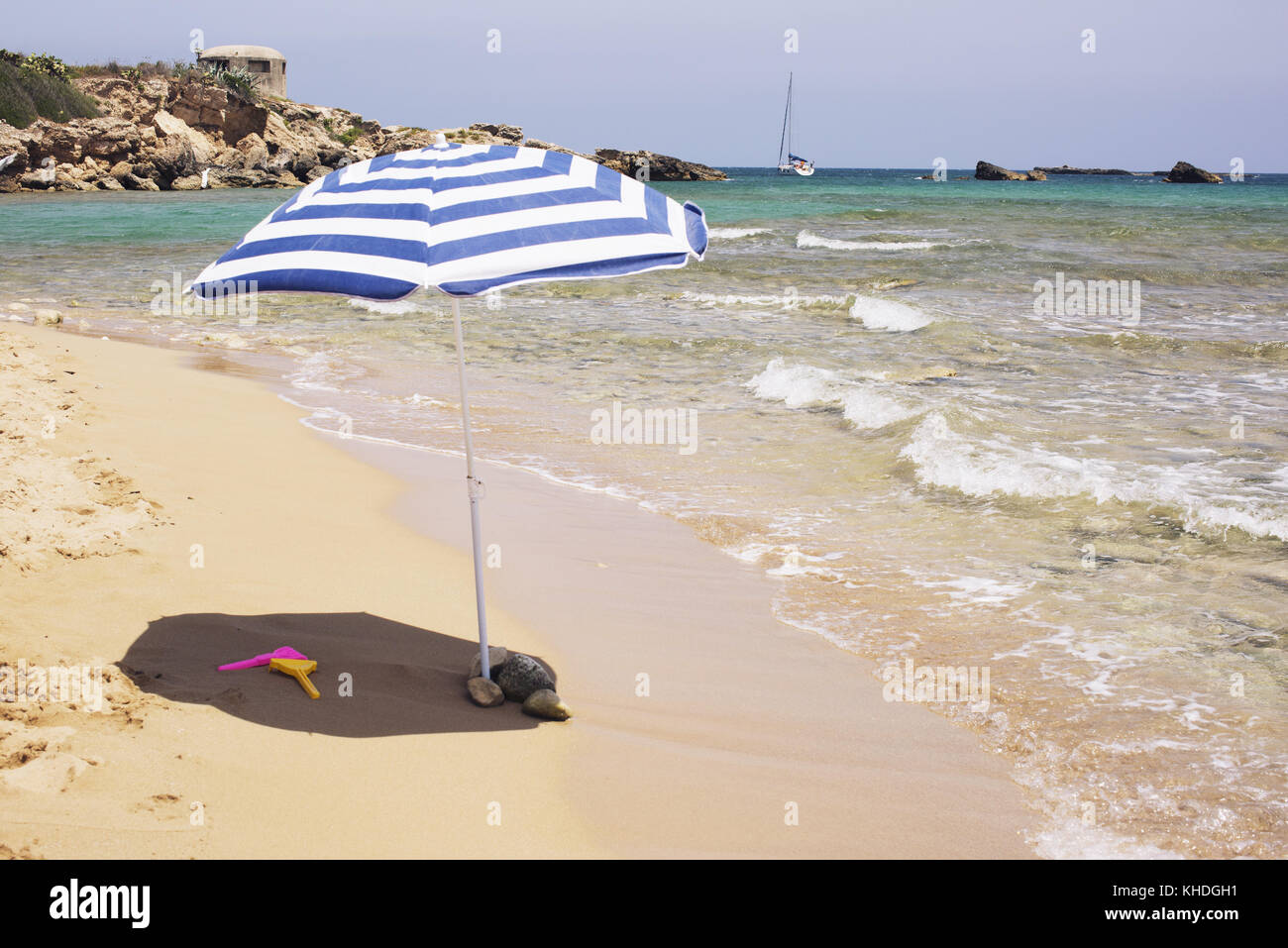 Parasol sur la plage près de l'eau Banque D'Images