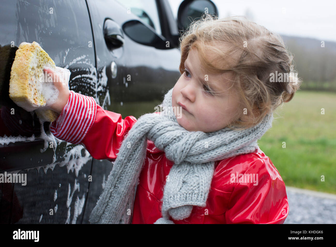 Little girl washing car Banque D'Images