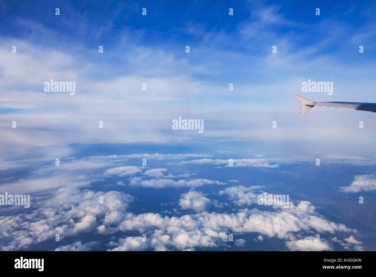 Beau ciel bleu vue de la fenêtre de l'avion, les nuages et l'aile d'avion Banque D'Images