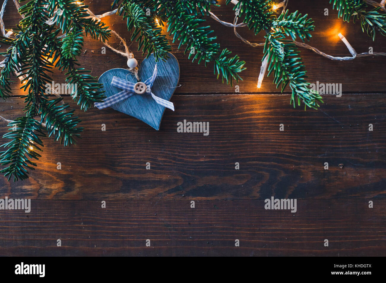 Noël arrière-plan bleu avec coeur en bois et sapin Banque D'Images