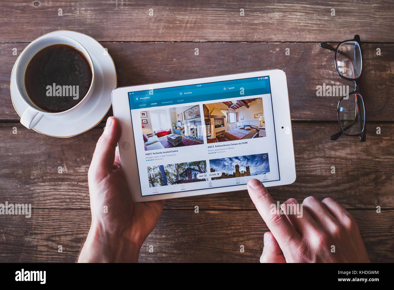 ANZERE, SUISSE - Le 22 septembre 2017 : Personne à l'aide d'app Airbnb pour réserver un appartement en ligne sur l'écran de l'iPhone smartphone Banque D'Images