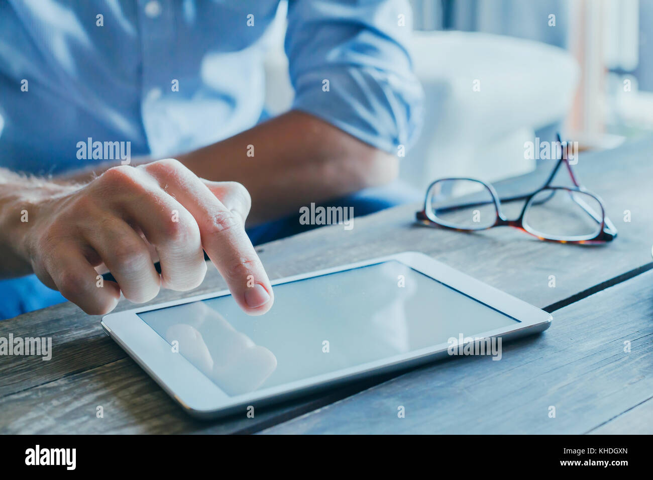 La lecture de courriers électroniques, l'homme et de l'actualité des médias sociaux, Close up of hands using digital tablet computer, la banque en ligne Banque D'Images