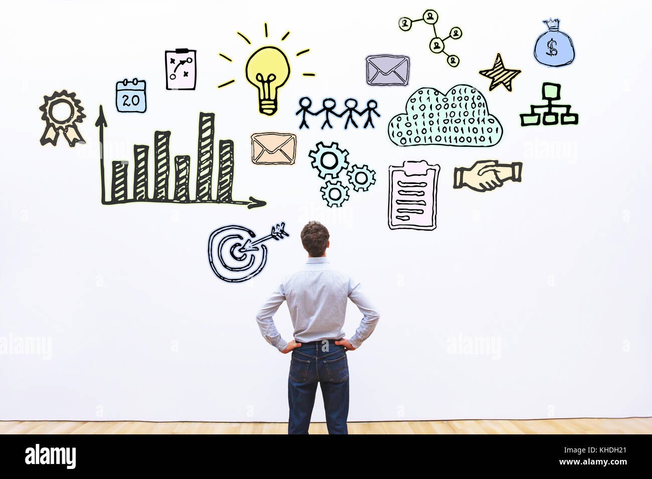 Businessman looking at hand drawn du croquis d'affaires Banque D'Images