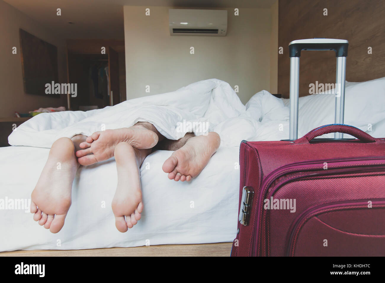 Couple de touristes dormir dans chambre d'hôtel, hébergement Banque D'Images