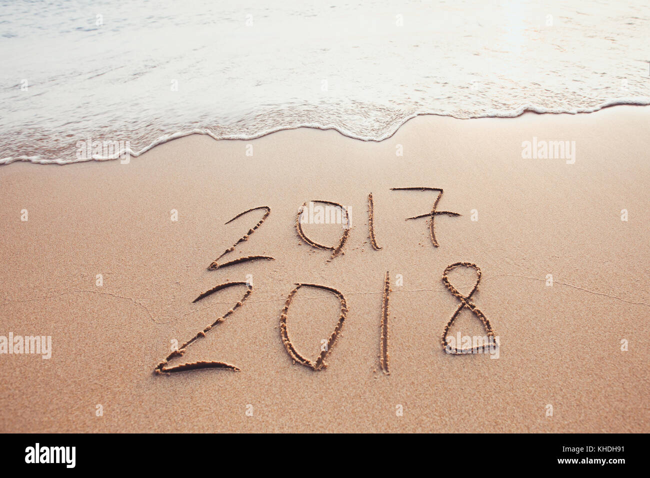 Changement de l'an 2017 à 2018, dates de calendrier écrit sur le sable de plage Banque D'Images