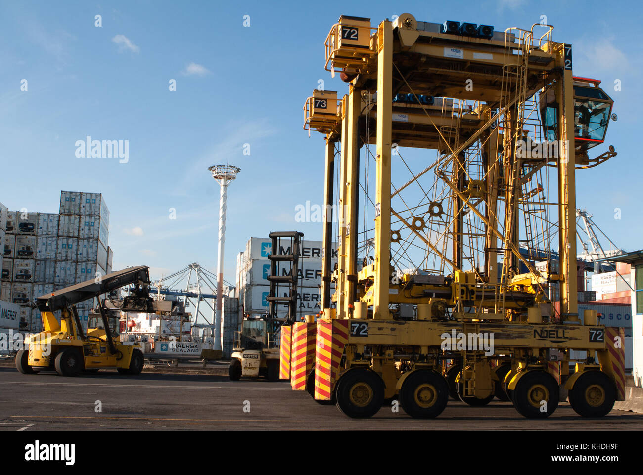 Auckland, Nouvelle-Zélande - 17 avril 2012 : noell chariots et pile de conteneurs au port d'Auckland. Banque D'Images