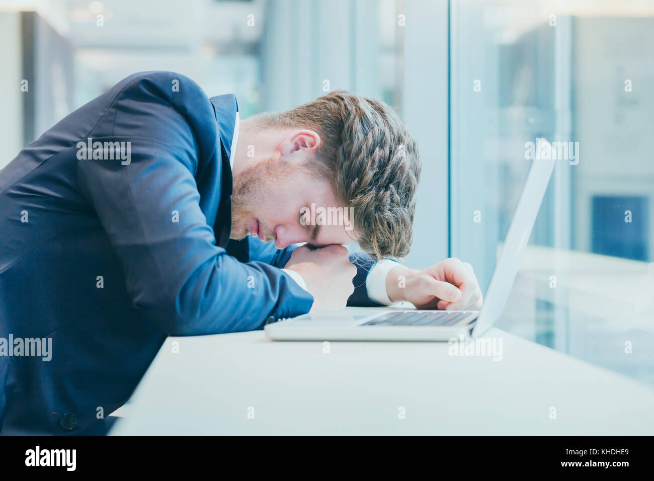 Concept d'échec ou de mauvaises nouvelles, désespérément triste tired business man avec de nombreux problèmes sans espoir, le stress au travail Banque D'Images