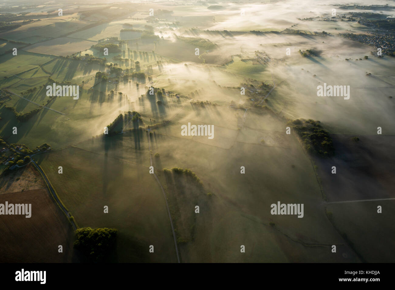 Vol en ballon au-dessus de prises de Kent à l'aube avec brouillard Banque D'Images