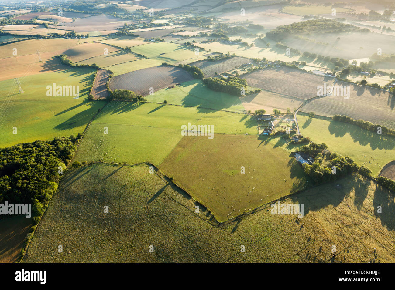 Vue sur la campagne du Kent à partir d'un ballon avec de longues ombres et de grands champs. Pris au petit matin. Banque D'Images