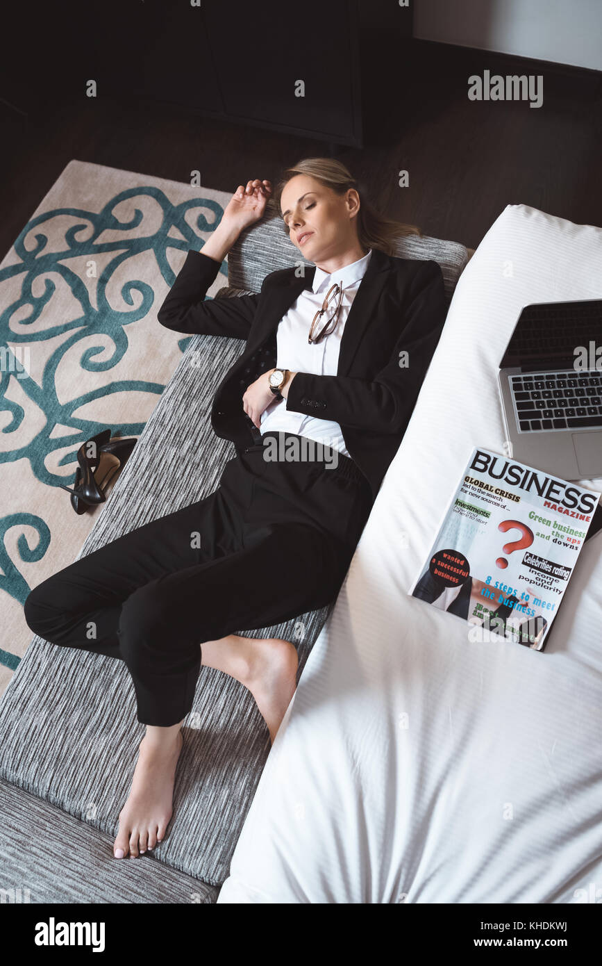 Businesswoman sleeping in hotel room Banque D'Images