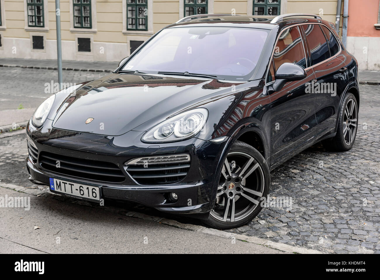 Porsche cayenne garé dans les rues de Budapest. Banque D'Images