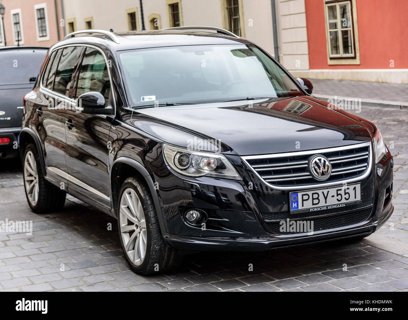 Volkswagen Tiguan en stationnement sur les rues de Budapest. Banque D'Images