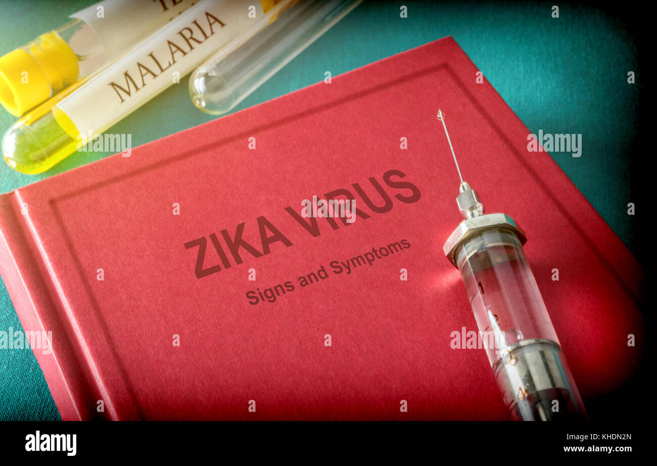 Seringue vintage sur un livre de zica, virus concept médical Banque D'Images
