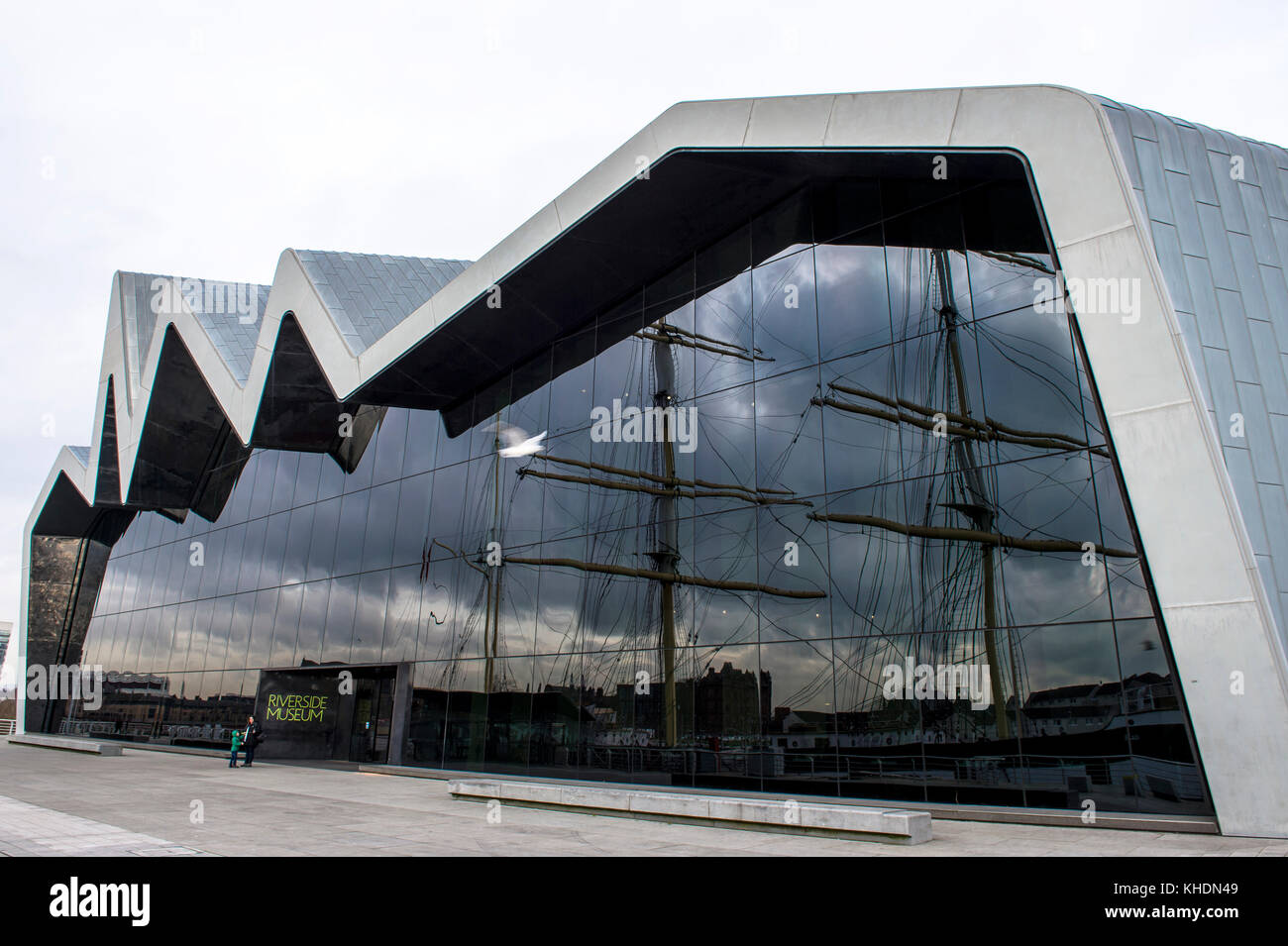 Royaume-uni, Ecosse, GLASGOW RIVERSIDE MUSEUM, CONÇU PAR ZAHA HADID, LE GRAND VOILIER REFLÉTÉE Banque D'Images