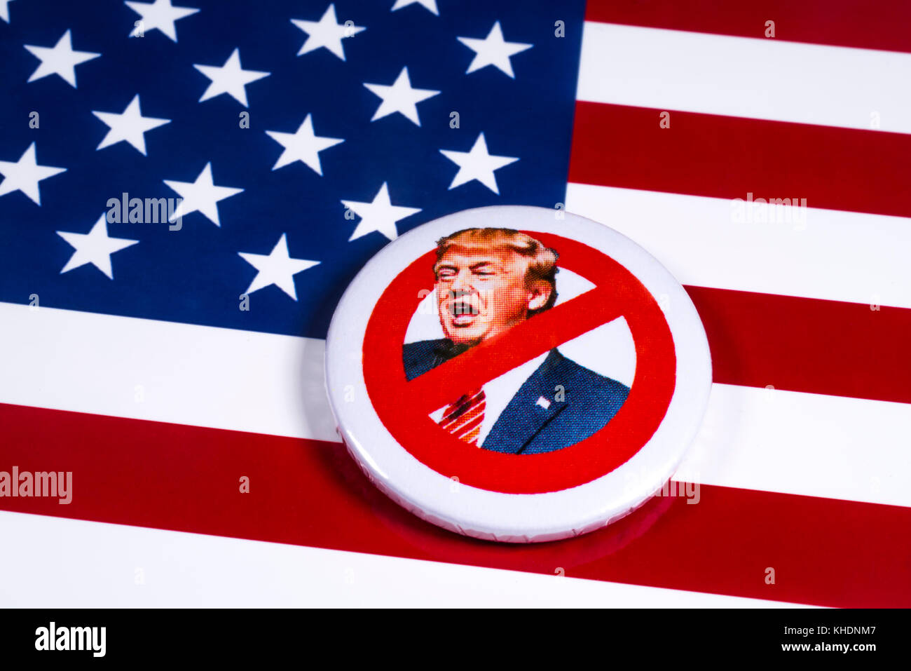 LONDRES, Royaume-Uni - 15 NOVEMBRE 2017 : badge anti-Tump sur fond de drapeau américain, le 15 novembre 2017. Banque D'Images