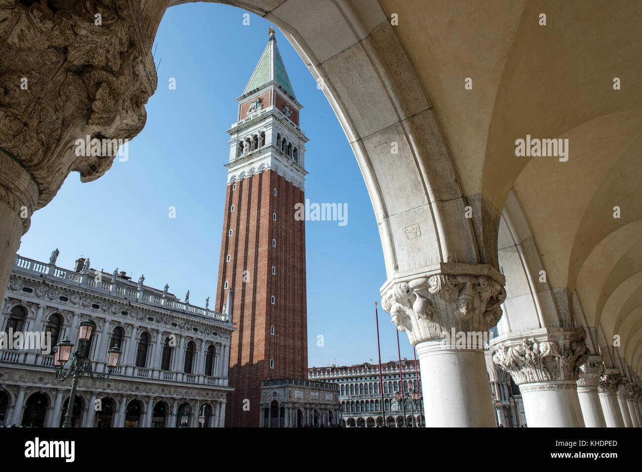 Italie, Vénétie, VENISE, SAN MARCO CLOCHER DANS LA PLACE SAN MARCO Banque D'Images
