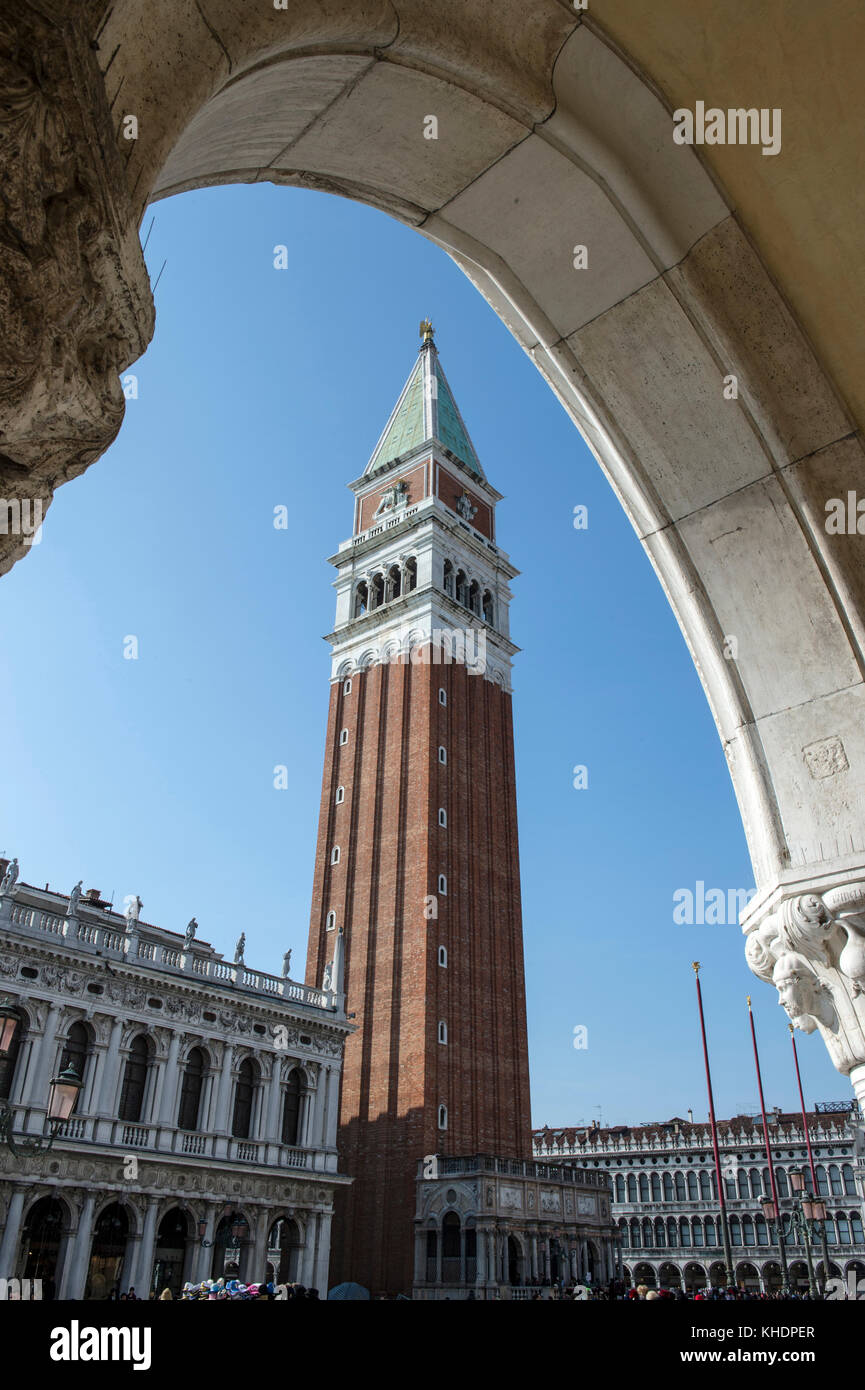 Italie, Vénétie, VENISE, SAN MARCO CLOCHER DANS LA PLACE SAN MARCO Banque D'Images