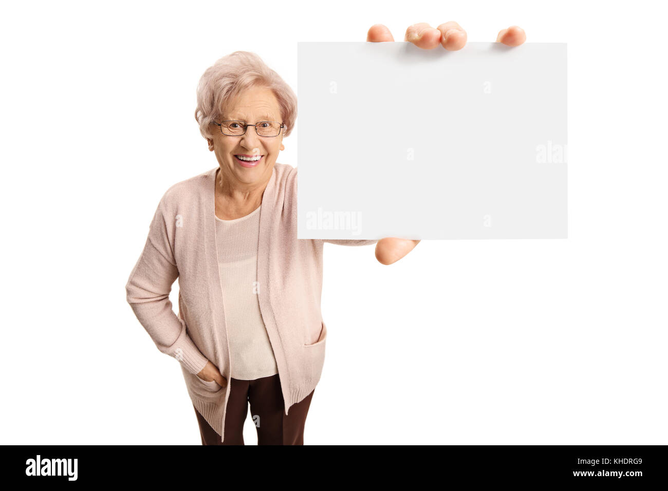 Senior lady montrant une carte vierge isolé sur fond blanc Banque D'Images