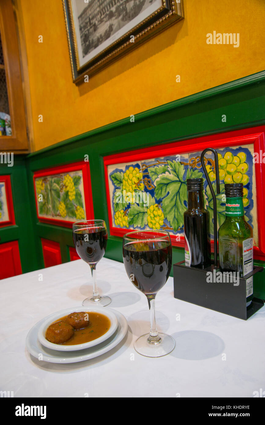 Deux verres de vin rouge avec le tapa dans un restaurant. Madrid, Espagne. Banque D'Images