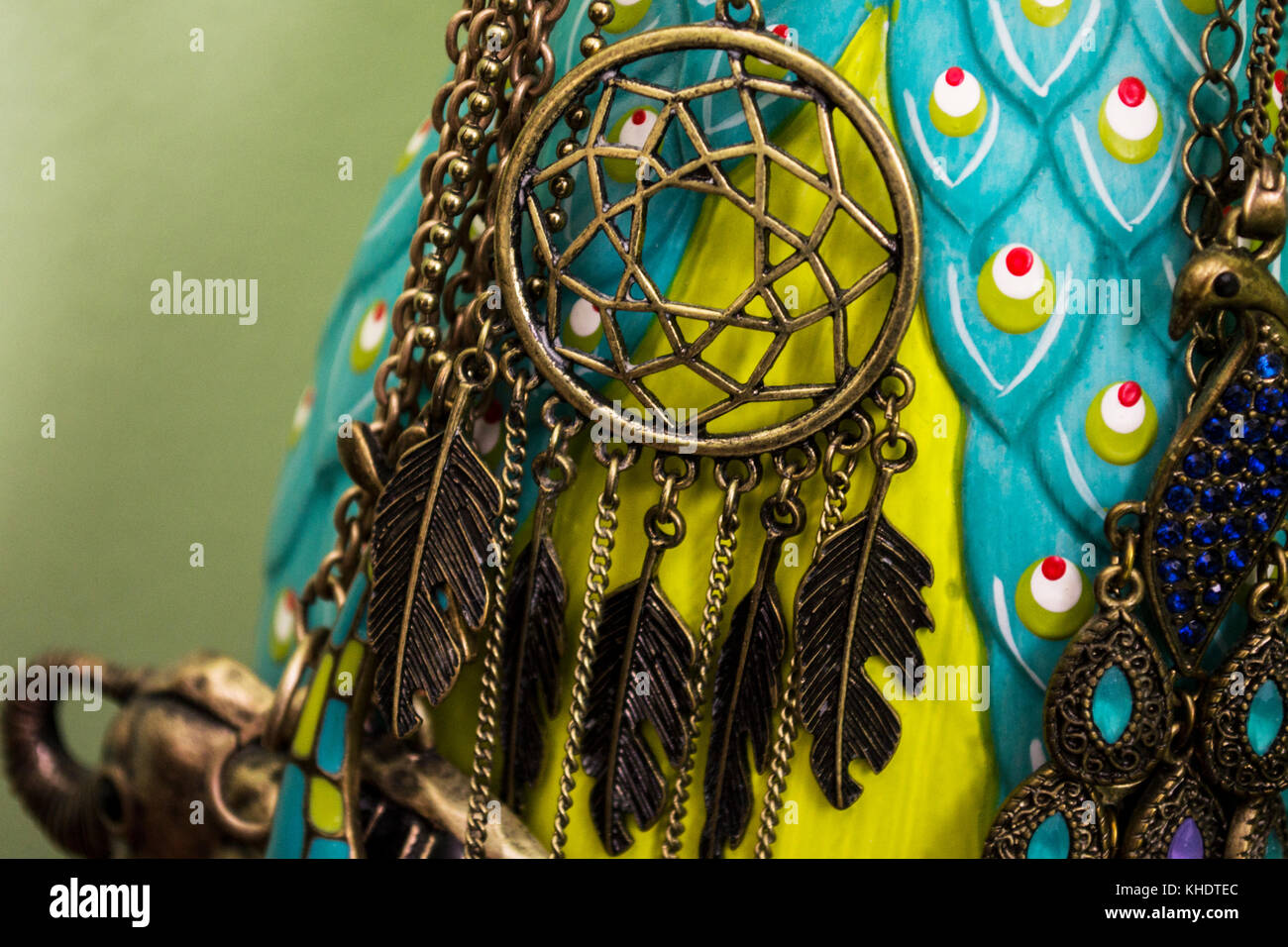 Un beau rêve accroche le collier accroché avec d'autres accessoires sur un  porte-bijoux fantaisie avec un design robe paon Photo Stock - Alamy