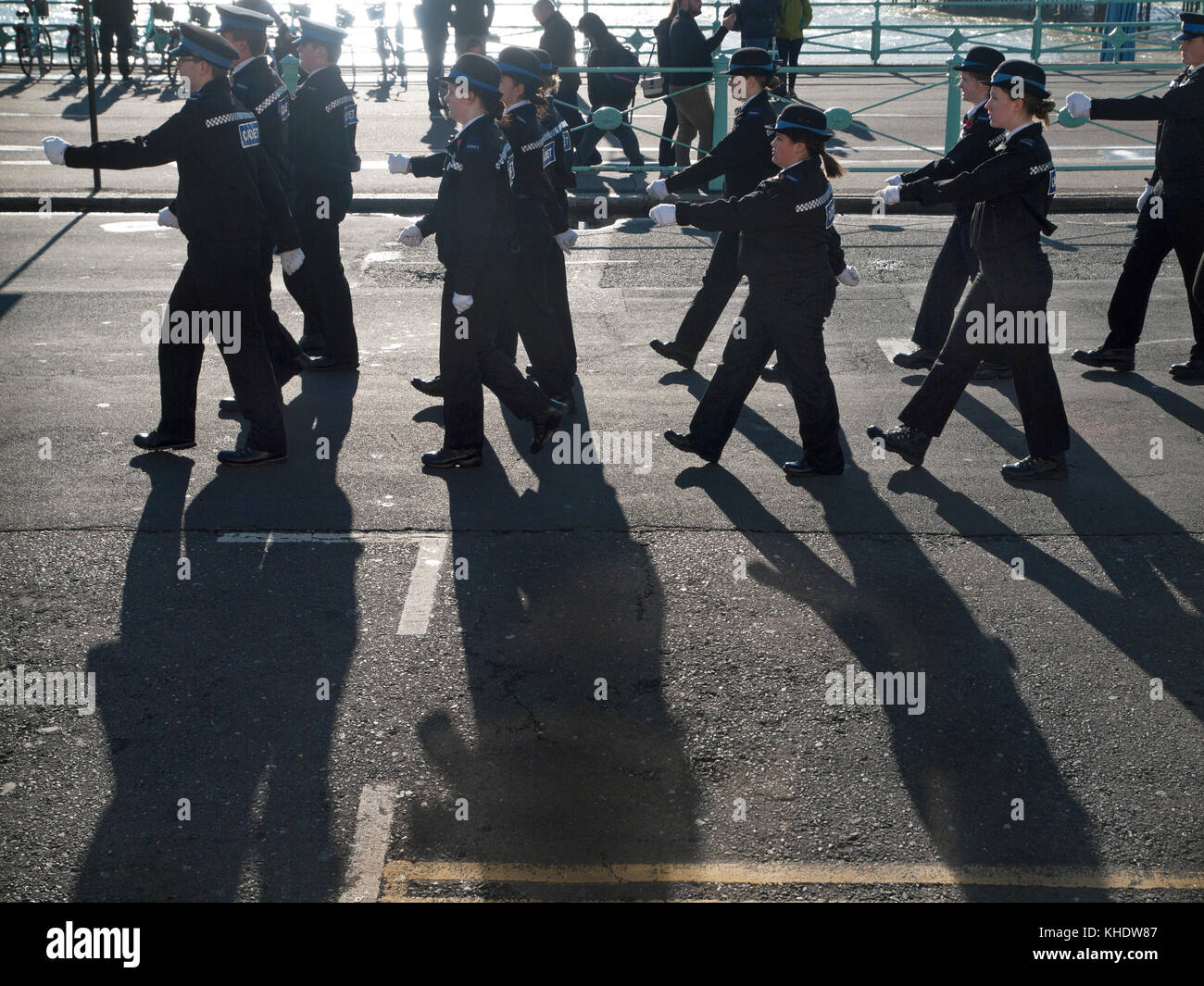 Mars cadets de police le long du front de mer de Brighton, le jour du Souvenir Banque D'Images