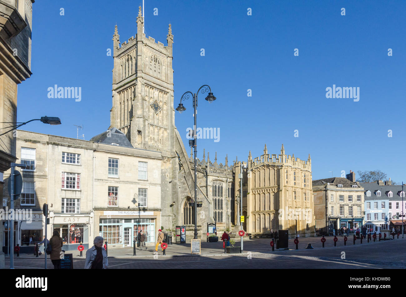 L'église Saint John's dans la place du marché, Cirencester, Gloucestershire le long d'une journée d'automne. Banque D'Images