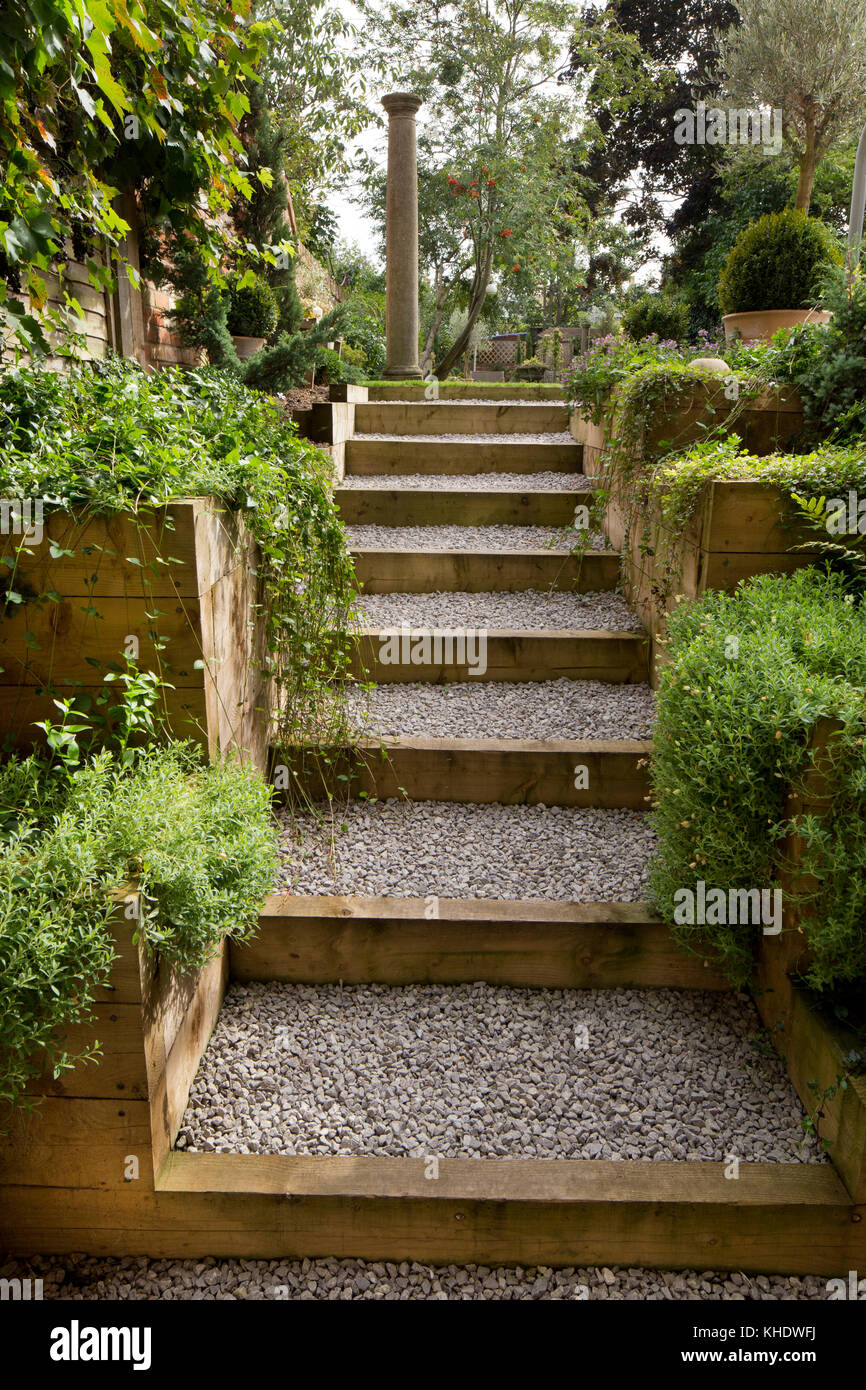 Du gravier et du chemin d'accès jusqu'à des mesures de niveau supérieur sur le jardin,jardin anglais, Angleterre Banque D'Images