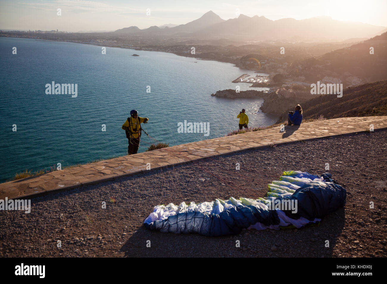 Parapente se préparant au décollage à Morro de Toix, Alicante, Costa Blanca, Espagne Banque D'Images