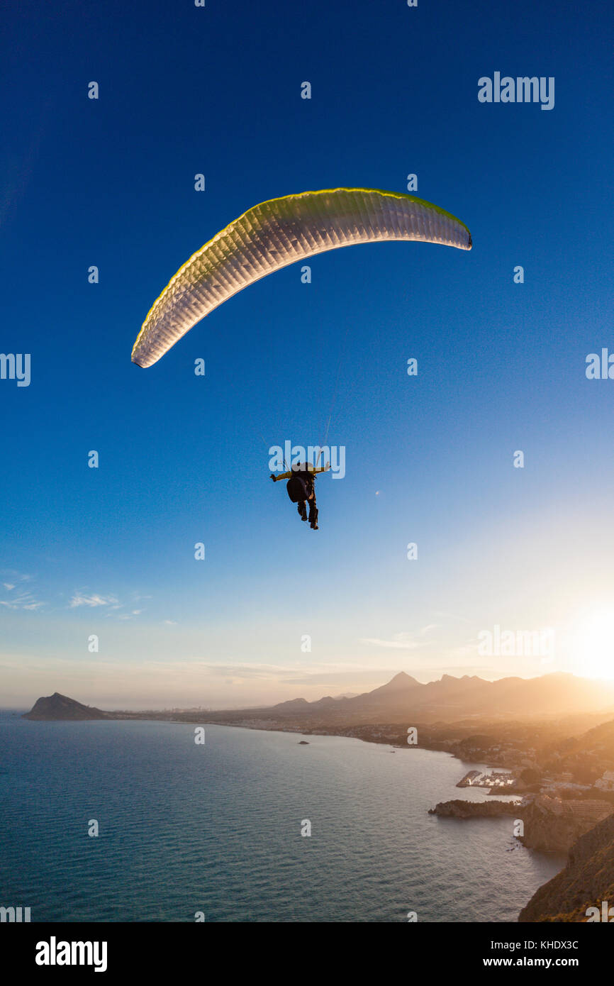 Parapente à Morro de Toix près de Calpe, Alicante, Costa Blanca, Espagne Banque D'Images