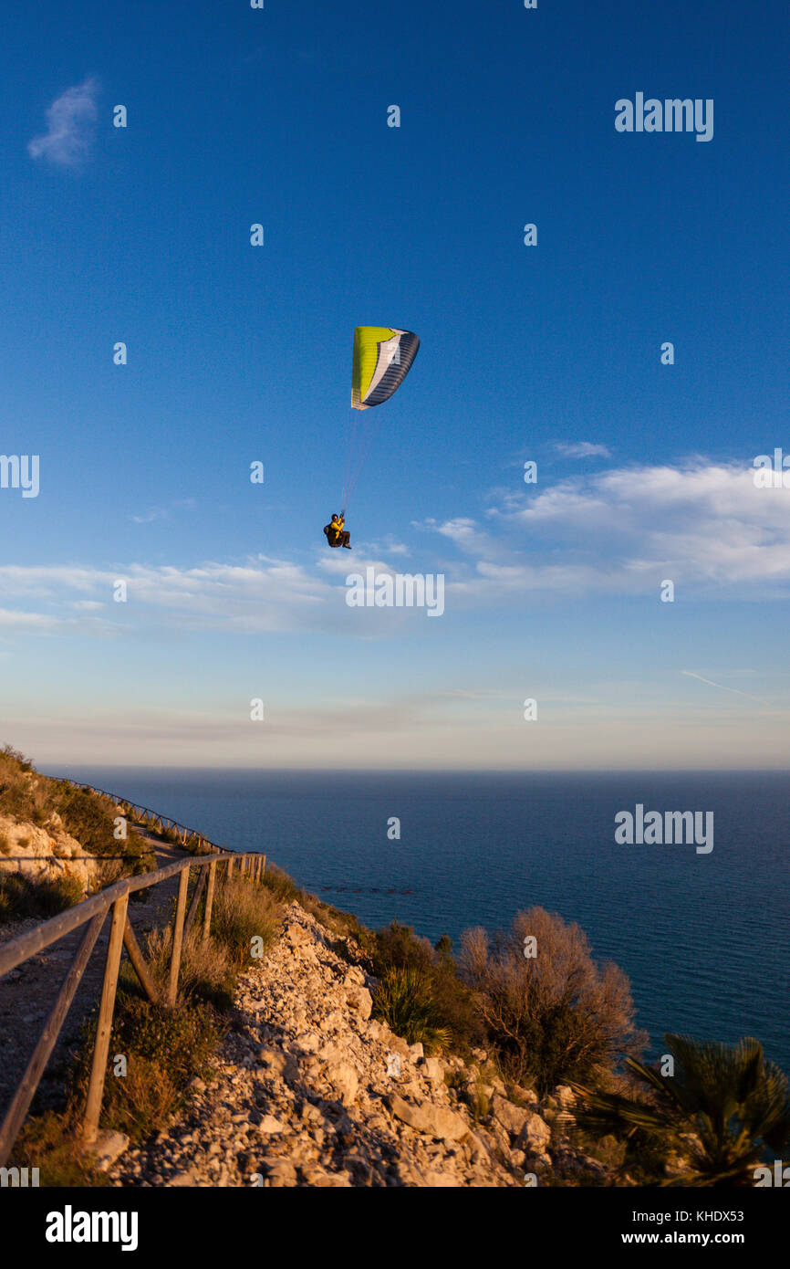 Parapente à Morro de Toix près de Calpe, Alicante, Costa Blanca, Espagne Banque D'Images