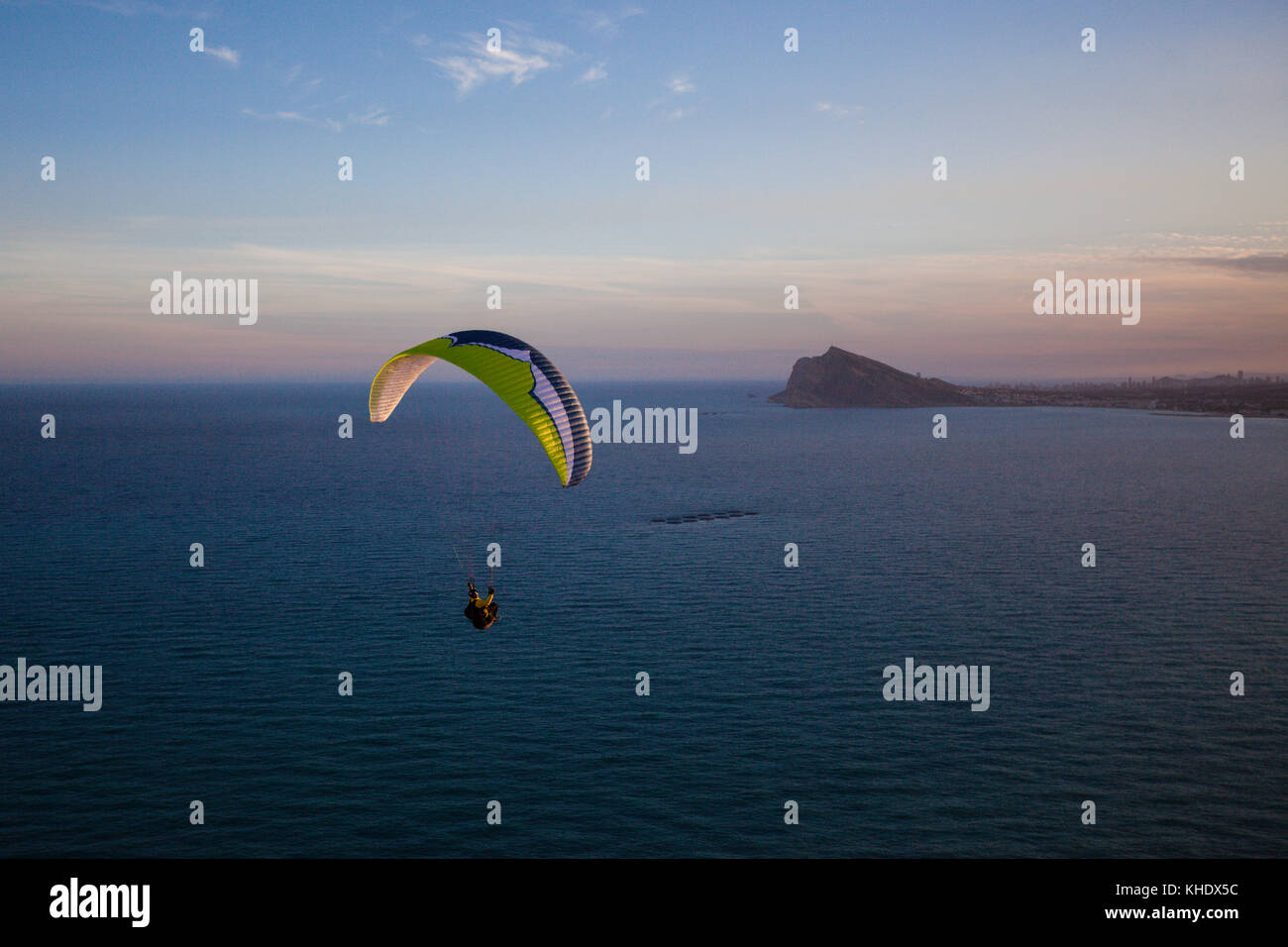 Parapente à Morro de Toix près de Calpe, Alicante, Costa Blanca, Espagne Banque D'Images