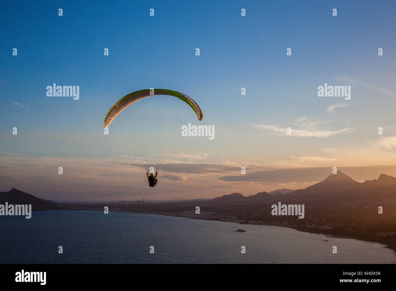 Parapente à Morro de Toix près de Calpe, Alicante, Costa Blanca, Espagne Banque D'Images