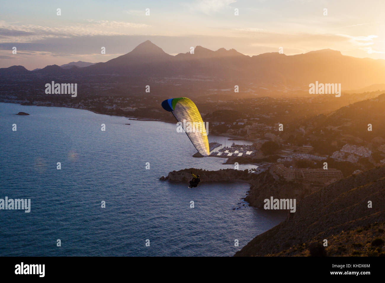 Parapente à Morro de Toix près de Calpe, Alicante, Costa Blanca, Espagne Banque D'Images