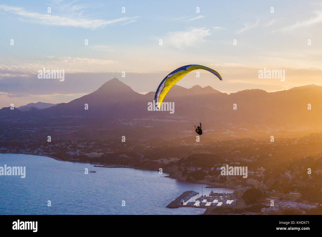 Parapente à Morro de Toix près de Calpe, Alicante, Costa Blanca, Espagne Banque D'Images