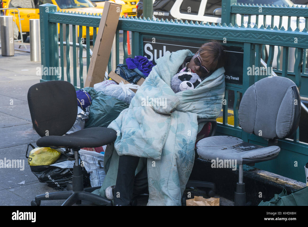 Femme sans abri avec des choses dormant sur le trottoir par Madison Square Garden à Manhattan; NYC. Banque D'Images
