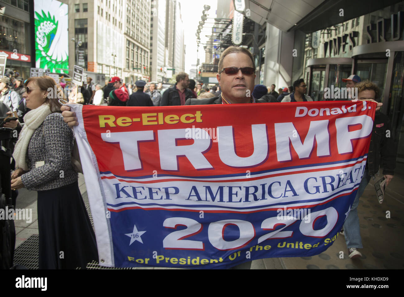 Partisan d'atout à l'extérieur un grand atout régime anti/Pence rassemblement à Times Square à New York. Banque D'Images Partisan d'atout à l'extérieur un grand atout régime anti/Pence rassemblement à Times Square à New York. Banque D'Images