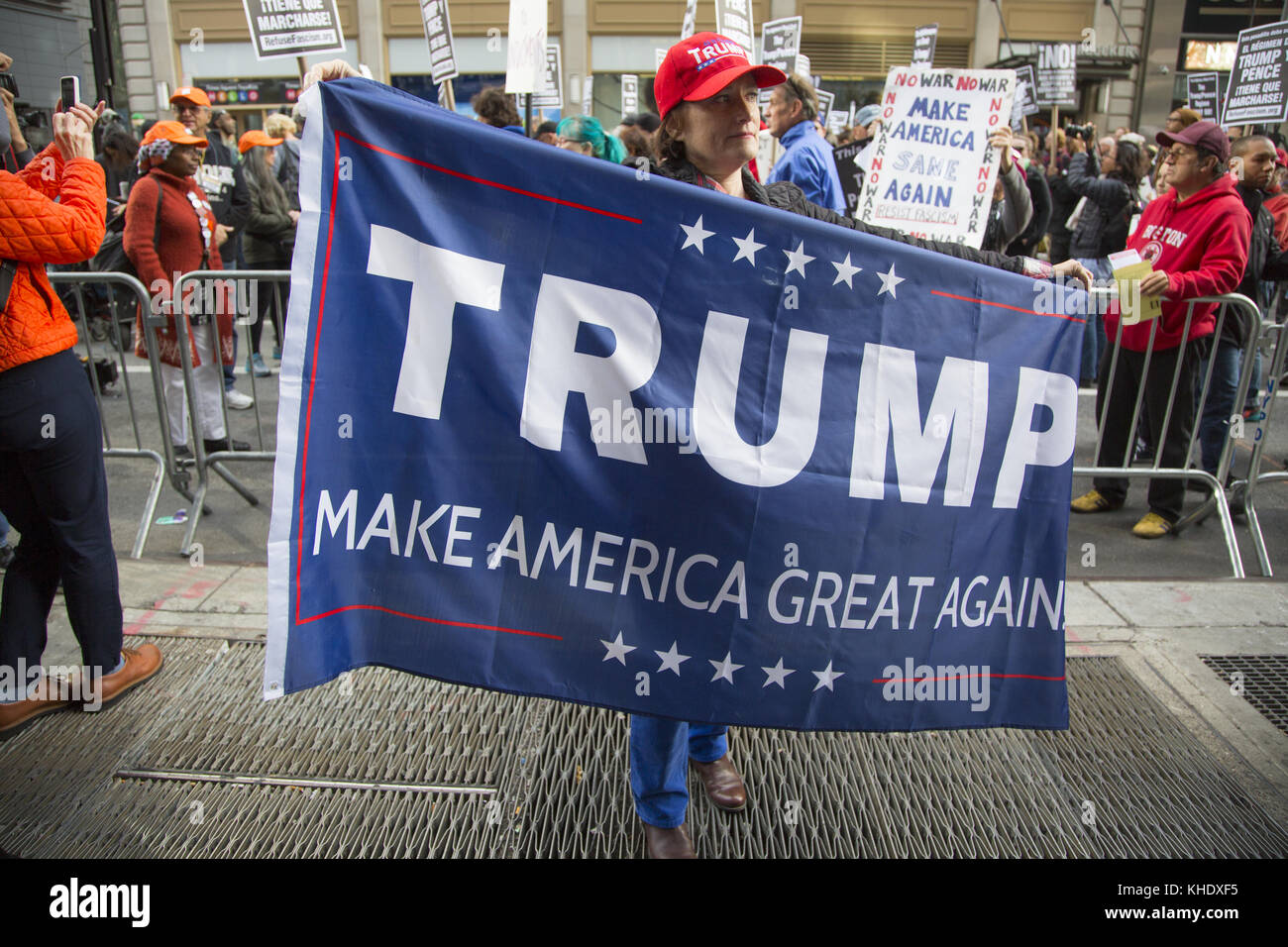 Partisan d'atout à l'extérieur un grand atout régime anti/Pence rassemblement à Times Square à New York. Banque D'Images Partisan d'atout à l'extérieur un grand atout régime anti/Pence rassemblement à Times Square à New York. Banque D'Images