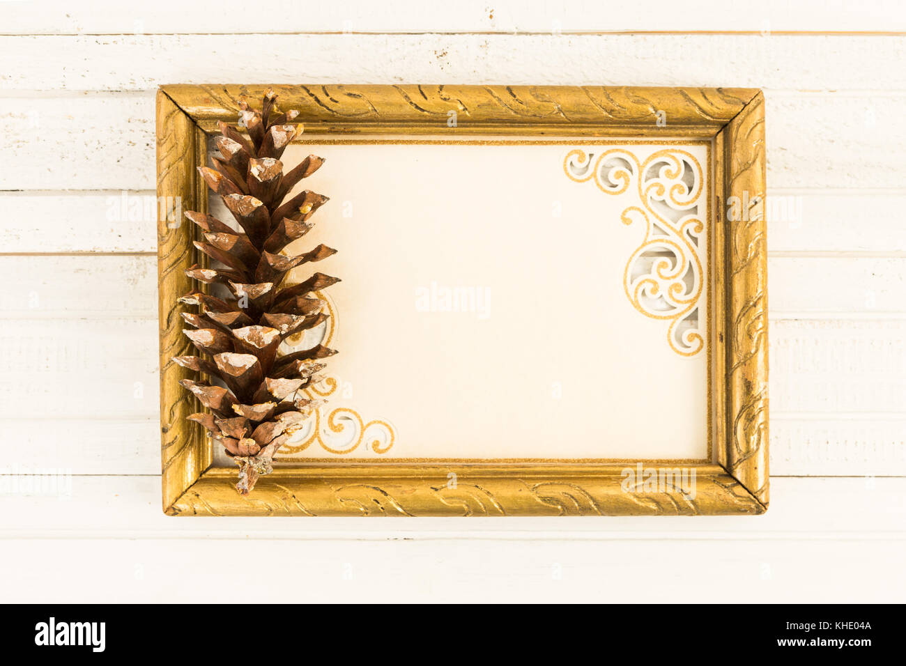 Carte De Voeux Vierge En Cadre Photo Avec Cone De Pin Et Copyspace Ou Zone De Texte Publicitaire En Tant Que Concept De Noel Photo Stock Alamy