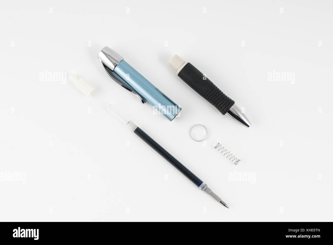 Un stylo à bille démonté sur un fond blanc Banque D'Images