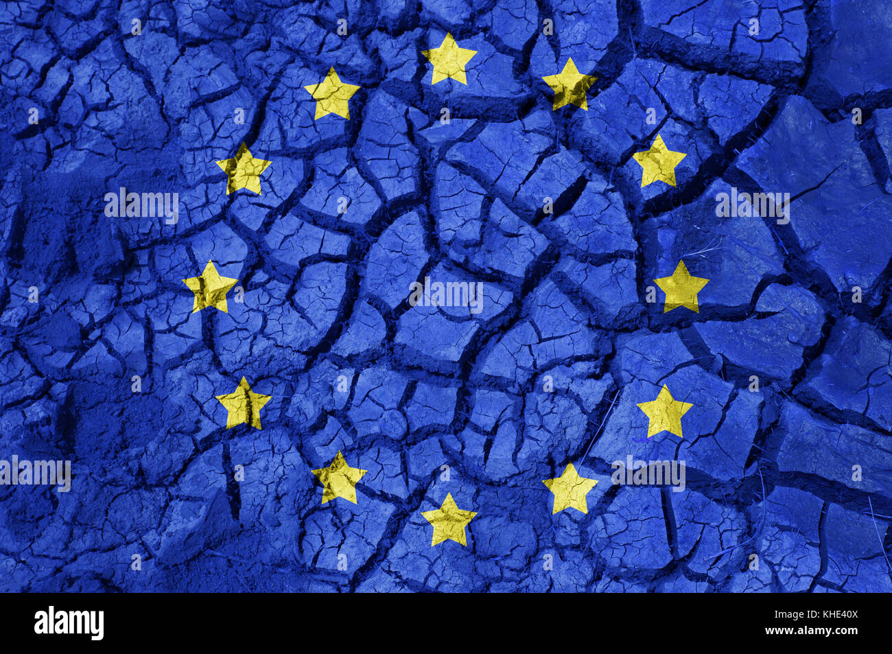 Drapeau de l'Europe sur fond sol fissuré Banque D'Images