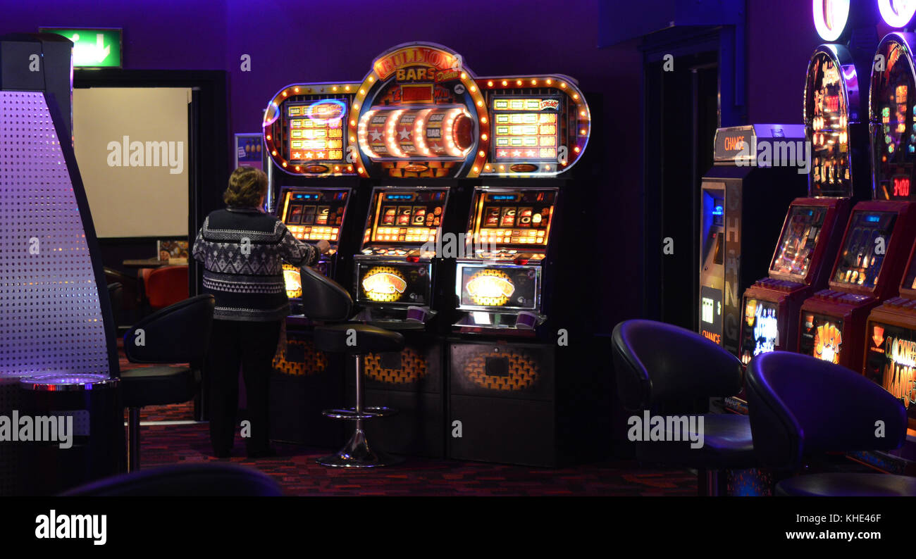 Les machines à sous de cotes fixes à l'intérieur d'une salle de bingo Banque D'Images