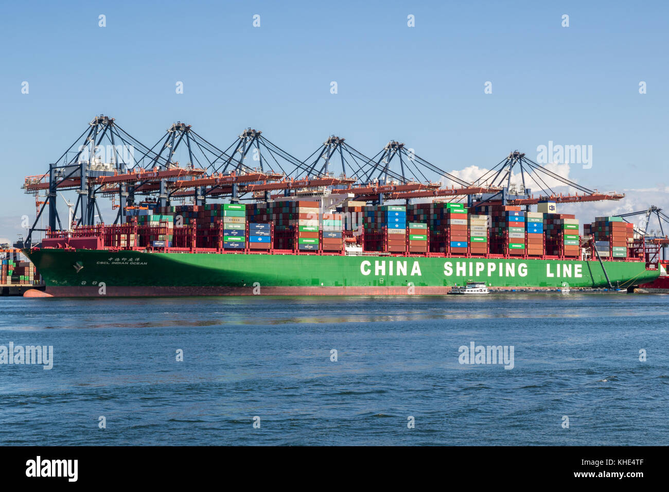 ROTTERDAM, PAYS-BAS - SEP 2, 2017: Navire-conteneur de la ligne maritime chinoise chargé par des grues portiques dans le Maasvlakte dans le port de Rotte Banque D'Images