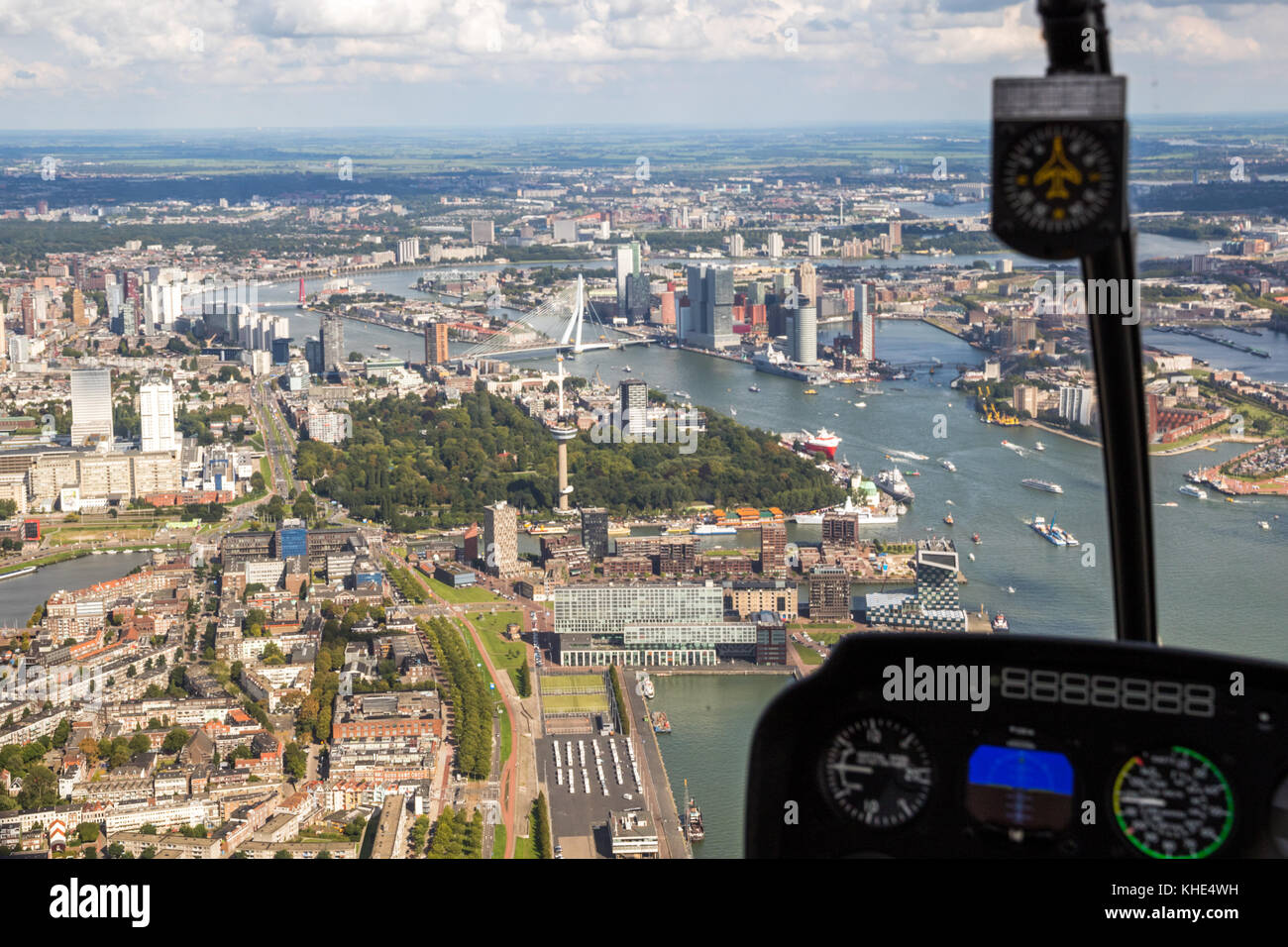 ROTTERDAM, PAYS-BAS - SEP 2, 2017 : vue aérienne en hélicoptère sur le pont Erasmus et le centre-ville de Rotterdam. Banque D'Images