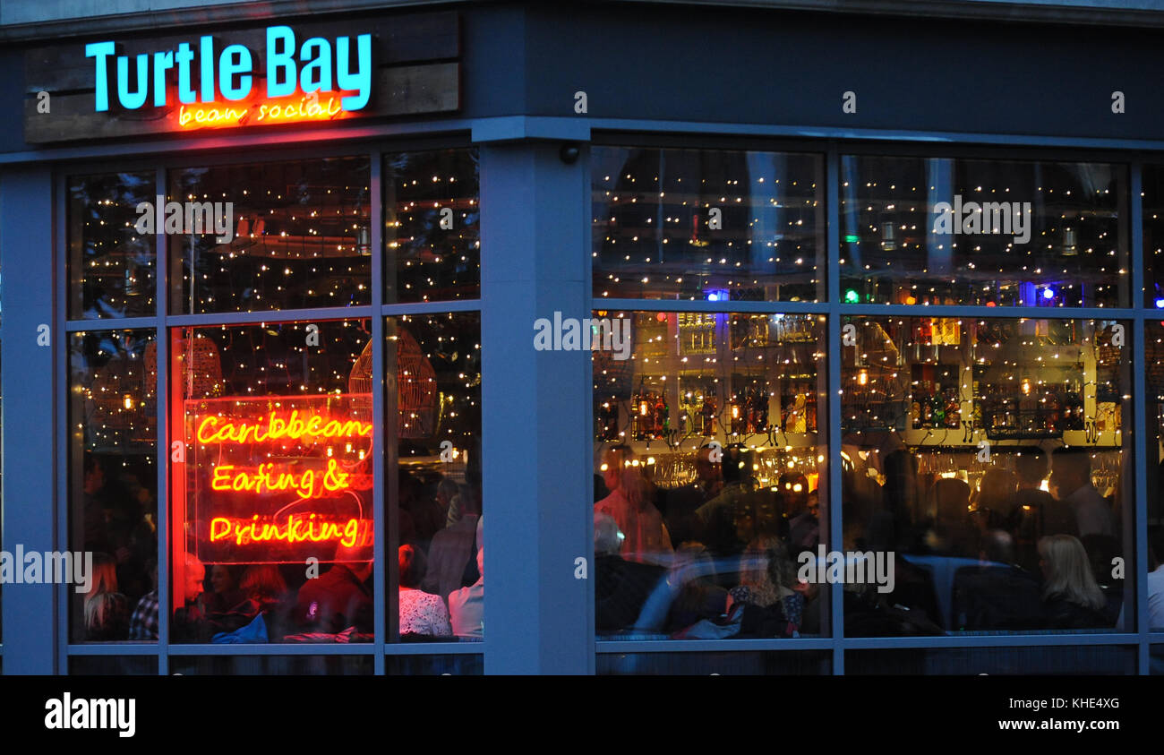 Les machines à sous de cotes fixes à l'intérieur d'une salle de bingo Banque D'Images